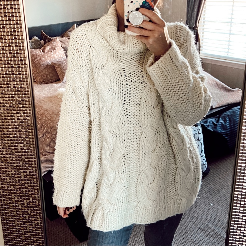 MOON RIVER CHUNKY CABLE KNIT SWEATER